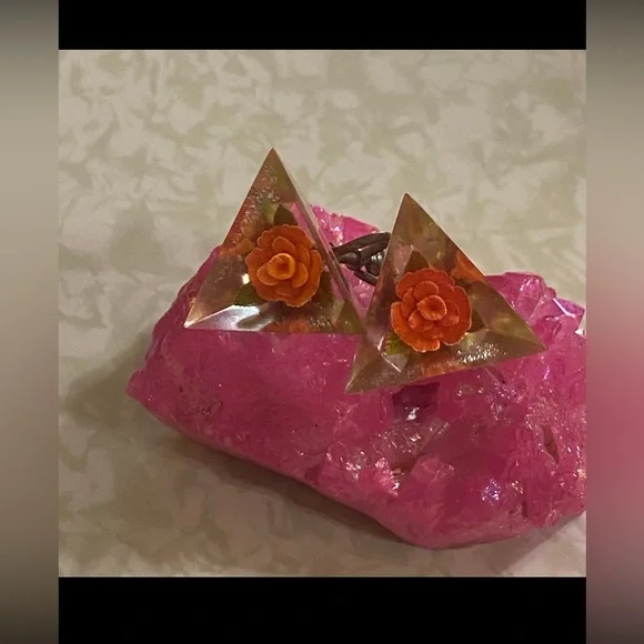 🪷 Vintage Lucite Flower Screw Back Earrings #6208 - Picture 6 of 6